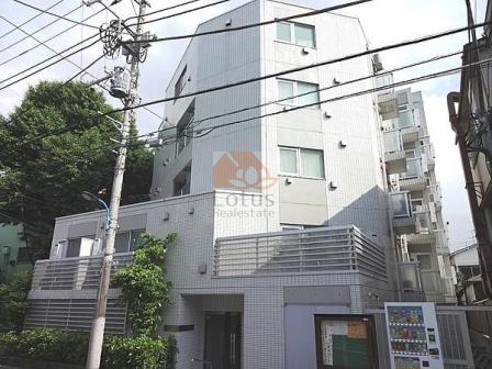 ブライズ新宿中井は、平成２０年築、６階建てのマンションです。ホワイトタイル貼りの整ったフォルムに、ガラスバルコニーがアクセントとして機能し、街並みに洗練された印象を与えています。都心アクセスと静けさの両立を求める人々が、ふと足を止めて見上げる姿が想像されます。