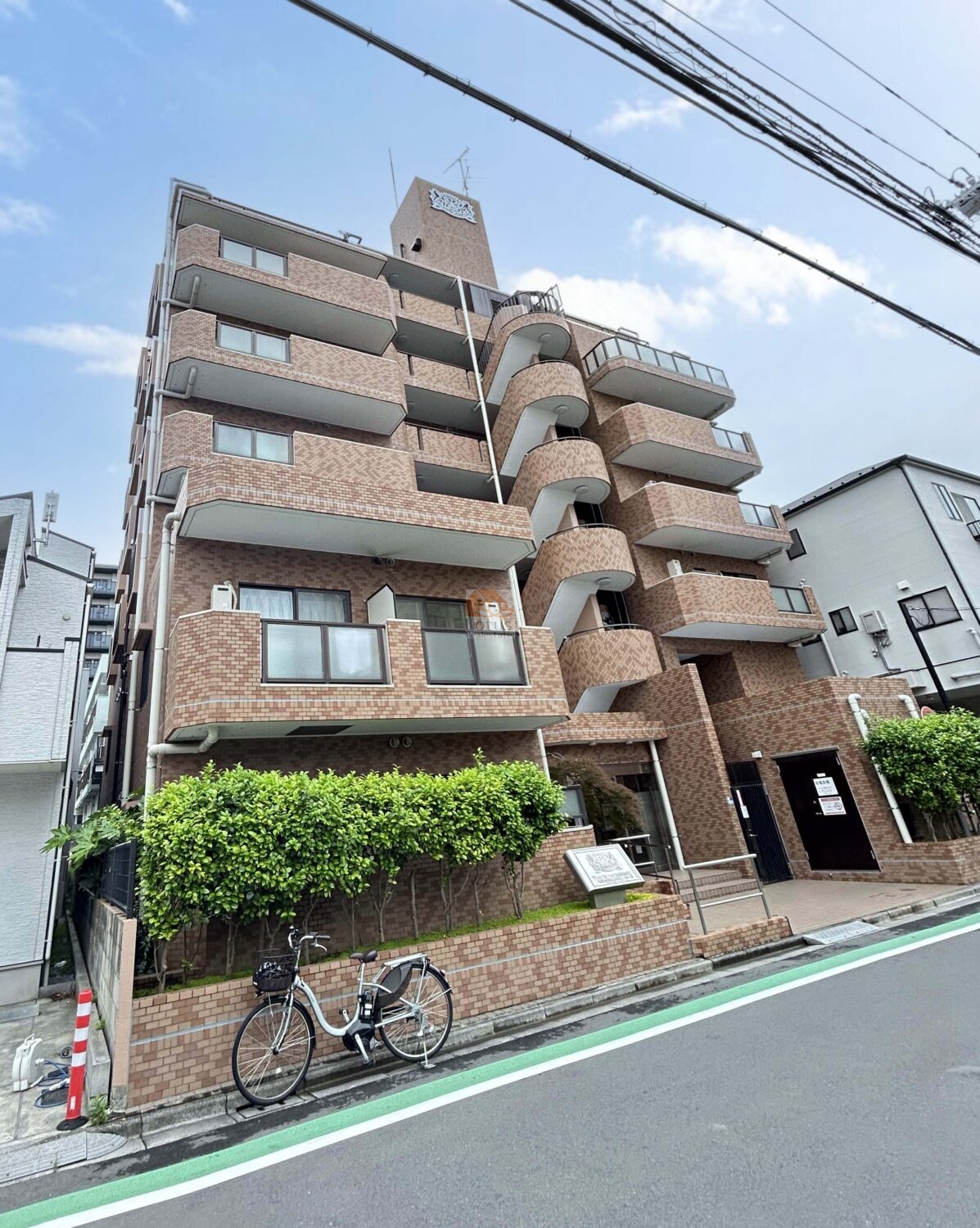 建物外観はレンガ調のタイルが使われていて、落ち着いた印象のデザインです。バルコニーや階段部分が立体的で、街並みにほどよい存在感を与えています。ライオンズマンション東日暮里第二は、平成元年築、7階建てのマンションです。