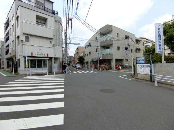上高田四丁目団地アプローチ（東中野）6｜途中、交番がありました。この通りは上高田中通りというそうですね。