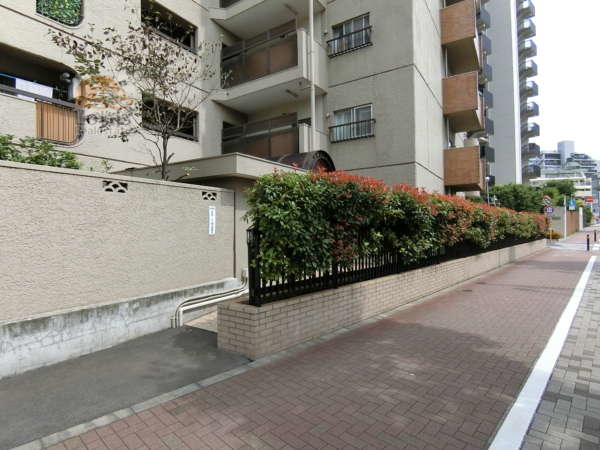 中野本町マンション外観共用部3｜山手通り側にはサブエントランスがあります。