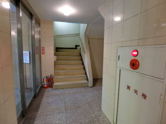 春日タウンホーム外観共用部4｜こじんまりとしたエントランスですが、整然としていました。