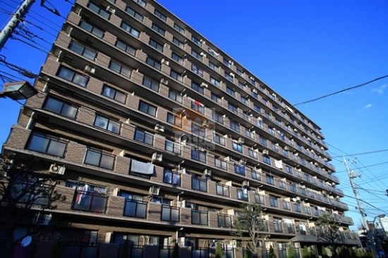 ライオンズガーデン新小岩は平成７年築の１０階建てのマンションです。全155戸のビッグコミュニティーにふさわしいワイドスパンの外観で、整然と並ぶバルコニーが印象的。日当たりと通風にも配慮された住棟配置。