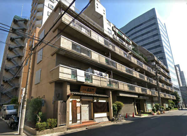 柳恵キングハイツ外観４｜柳恵キングハイツは１０階建てのマンションです。都営浅草線「浅草」駅から徒歩２分の好立地です。お隣におもちゃのバンダイ本社ビル、駒形どぜう本店があります。浅草が近くお買物、飲食にお出かけの際も便利です。