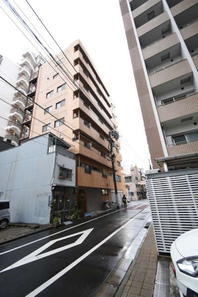 スターハイツ台東外観共用部1｜共用廊下は内廊下設計となっており、雨の日でも建物内を移動する際に濡れる心配はありません。