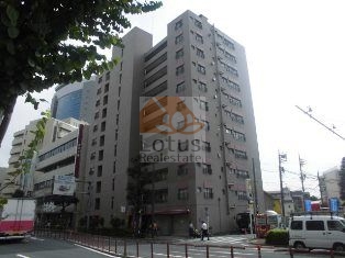 ライオンズマンション豊玉の目白通り側外観。縦に伸びた重厚なフォルムが印象的で、建物全体に統一感のある設計がなされています。利便性と存在感を備えた好立地マンションです。ライオンズマンション豊玉は昭和45年築、11階建てのマンションです。目白通りに立地し、お隣にはスーパー「オオゼキ練馬店」があり、同じ並びに「練馬区役所」があります。