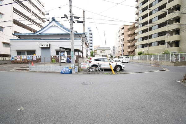 ユーハイツＫＡＳＡＩアプローチ2｜路地は二又になっていますので左折です。この辺りはすでに静かな住宅地ですね。
