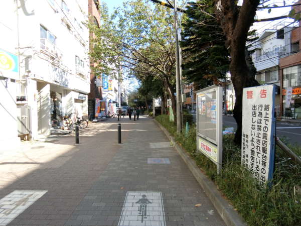 桜台ハイライズアプローチ4｜表通りに向かってください。すぐ出ます。「千川通り」といいます。春には立派な桜並木になります。