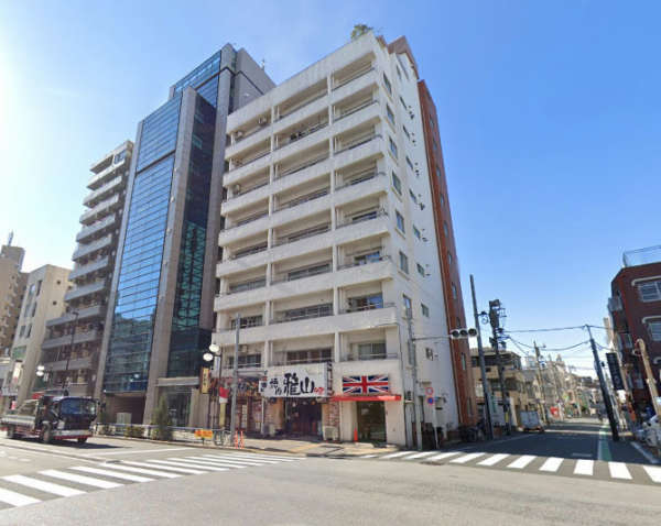 モナーク千駄木外観１｜モナーク千駄木は昭和５２年築、１０階建てのマンションです。山手線「西日暮里」駅から徒歩５分、道灌山通りにあります。