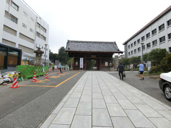 ハセガワハイツアプローチ2｜駅前には名刹「護国寺」の山門が堂々として控えています。江戸時代の創建で、歴史上の多くの人の墓所としても知られるそうですね。