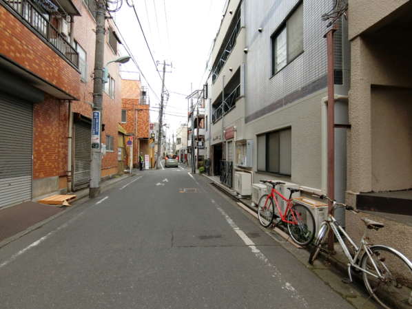 ハイツ面影橋アプローチ3｜このあたりまで来るとあと１～２分くらいです。界隈は商住工混在の街並みになっています。この先の角地を右折します。