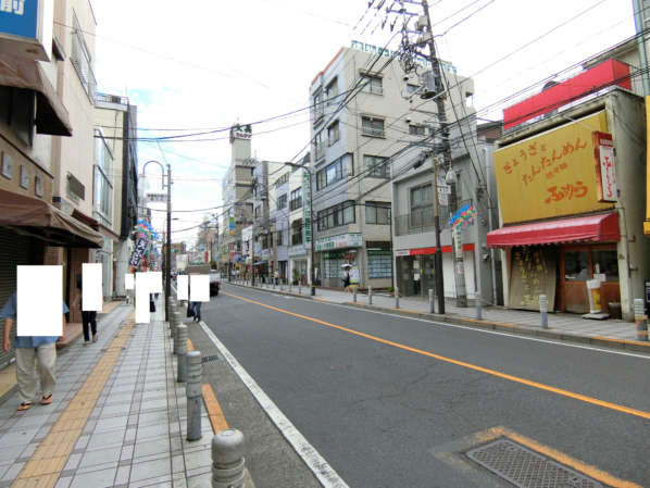 梅島ハイツアプローチ3｜庶民的な賑わいのある駅前を通っていきます。駅からは南下する形。都心近接エリアタイプの駅目商店街の印象です。