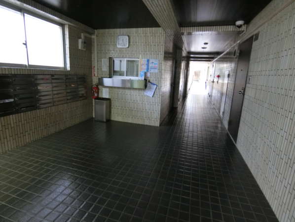 ライオンズマンション方南町外観共用部3｜こじんまりとしていますが整然としたエントランスホールでした。