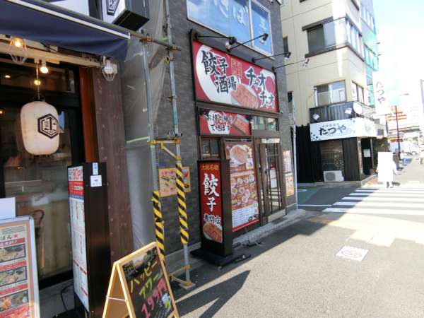 ルネ門前仲町アプローチ3｜途中、飲食店などがあります。