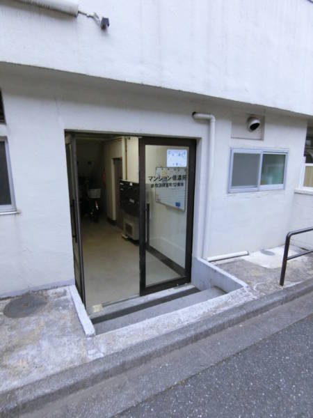 マンションの入口は少し段差があるので気を付けてください。