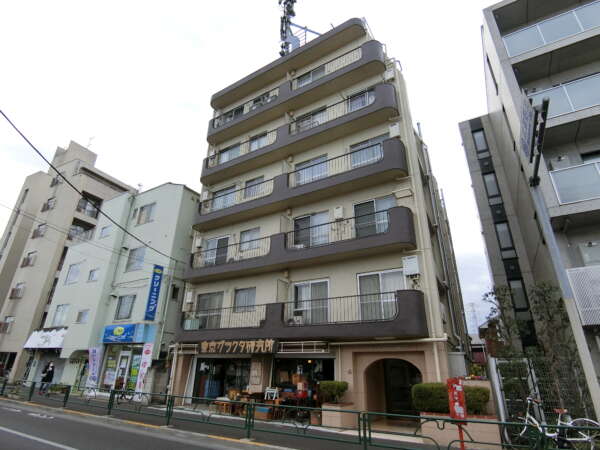 マンション三鷹台外観1｜「マンション三鷹台」は昭和４６年築、６階建てのマンションです。井之頭通りに面した立地です。