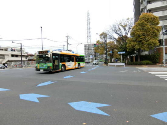 フリーデンハイム船堀アプローチ6｜歩ていすぐに大きな交差点にでますから、それはわたります。新大橋通との交差点です。