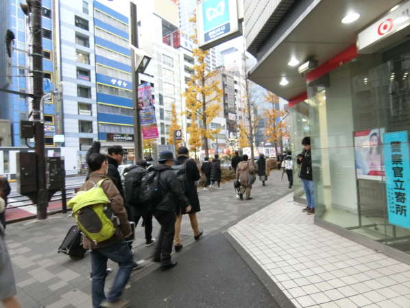 末広町ハイムアプローチ6｜この取材をした日は土曜日で、ＡＫＩＢＡへの観光客の皆さんが多数いました。外国の方も多いです。