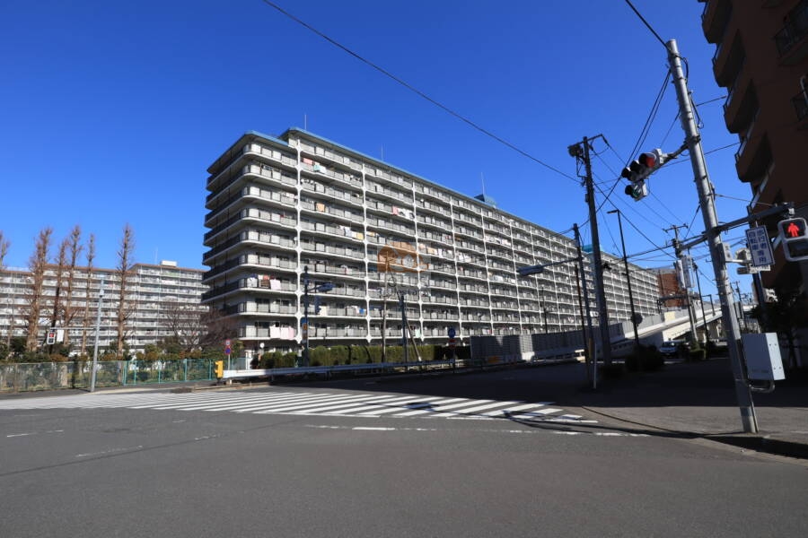 木場ハイツ外観1｜木場ハイツは地上１１階建てのマンションです。北側は運河に面しています。
