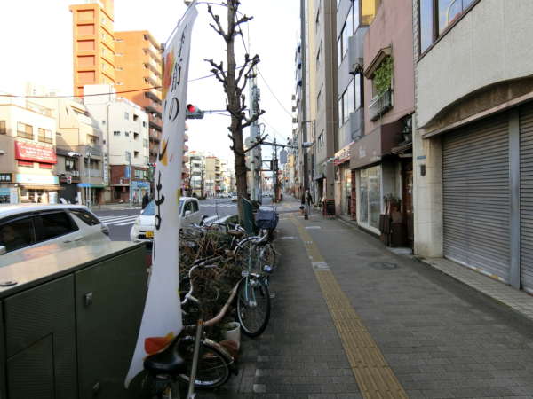 入谷松が谷マンションアプローチ3｜渡ってみたところです。