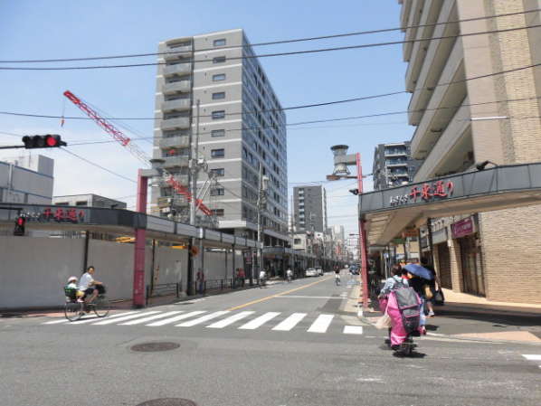 ＧＳハイム浅草アプローチ1｜東に130ｍほど進んだ先の交差点を左折です。