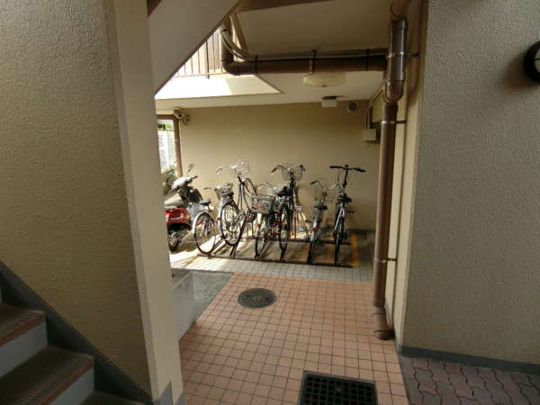 グリーンパーク西保木間外観共用部5｜駐輪場は共用スペースを工夫して設置してあります。