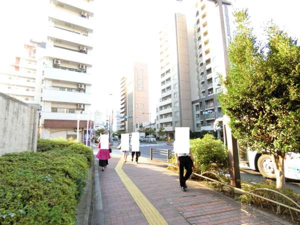 春日タウンホームアプローチ3｜坂を上がっていきます。富坂といいます。この坂の沿いにも中央大学などの教育施設も多い地域です。人通りはあります。