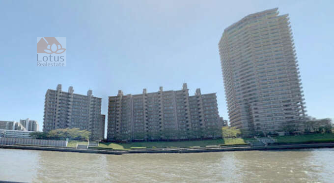 アクロシティ外観｜隅田川沿いのランドマーク的存在です。４階建ての低層棟から３２階建てのタワーがあります。