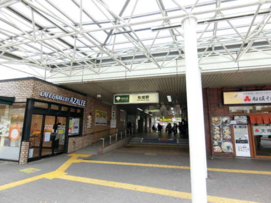 フリーデンハイム船堀アプローチ1｜フリーデンハイム船堀の最寄り駅は都営新宿線「船堀」駅です。駅の改札は１か所ですが、出口は南北に分かれます。北側の出口です。