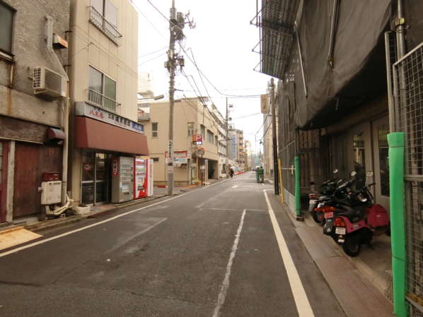 東海文京マンションアプローチ4｜右折をしましたら、市街地を南進します。駅２分のところですからもうすぐです。