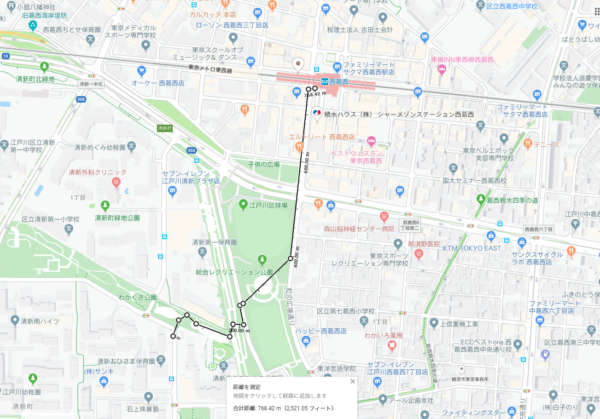 清新南ハイツの距離｜清新南ハイツは巨大な物件です。棟により１５分くらいの徒歩分数に及ぶこともありますが、公園などをうまく通っていくと、生活上の体感距離はもう少し短くなります。もっとも近いところでは１０分程度です。