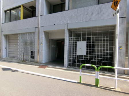 グランドメゾン本郷三丁目外観共用部-6｜エントランスに入ります。