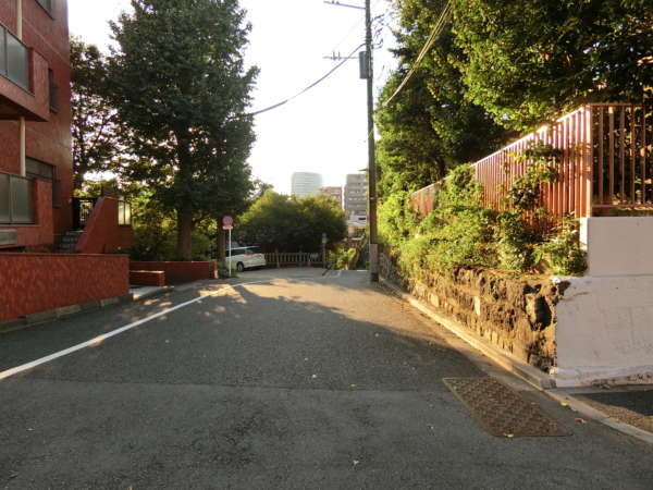 春日タウンホームアプローチ9｜富坂庁舎を過ぎると物件は近いです。神社が見えてくればもうそこです。