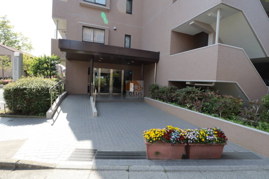ファミールシティ武蔵関３番館エントランス3｜左右対称のプランターと植栽が、整った景観を演出しています。