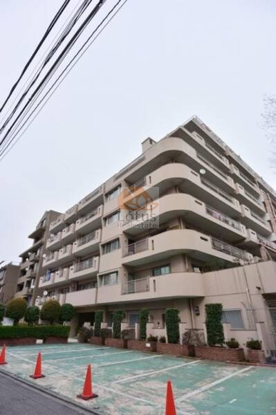 パシフィック大久保7｜パシフィック大久保の外観。ベージュ系のタイル貼り外壁と縦長のバルコニーが連なる9階建てのフォルムが特徴。駅徒歩2分というアクセスと、通りから一歩入った落ち着いた立地が魅力。