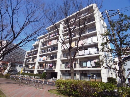 コスモ町屋外観 (2)｜建物南西側は尾竹橋公園に隣接した、パークサイドマンションです。