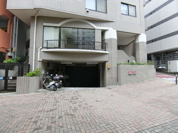 ユニーブル新宿西外観共用部3｜駐車は山手通りにすぐ出ることができる配置です。