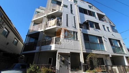 浜田山プラス外観2｜浜田山プラスの外観です。バルコニーの配置に変化があり、個性のある立体感が生まれています。エントランス周辺には植栽も整備され、住宅街の中でも上品な印象を与えています。
