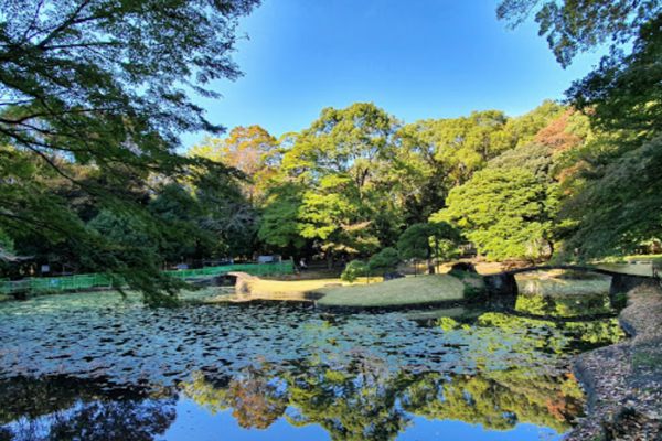 徒歩5分に「小石川後楽園」があります。
