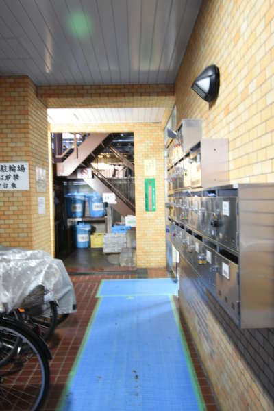スターハイツ台東外観共用部4｜駐輪場を兼ねたエントランスアプローチ。