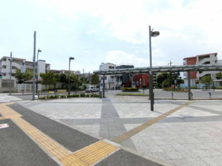 青井駅2｜駅前にはバスロータリーもあります。エンゼルハイム北綾瀬は直線距離にするとすぐ近くで、実はこの画像のなかにも一部見えています。