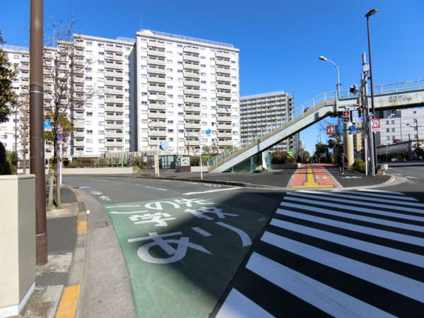 南砂住宅アプローチ16｜すぐ東陽２丁目交差点に到着します。左手は南砂住宅１号棟（賃貸）です。