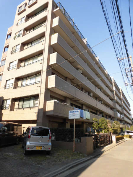 コスモ町屋リバーシティ 外観１｜町屋駅からは徒歩14分と少し歩きますが、途中にコンビニやスーパーなど商店があり、以外に利便性があります。