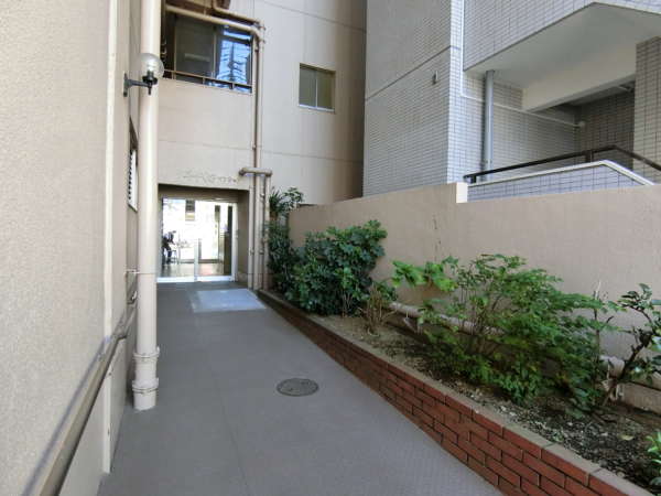 千代田マンション外観共用部2｜サブエントランス。こちらにもオートロック設備があります。
