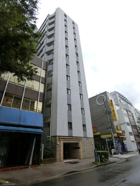 プレシス上野駅前外観共用部2｜周辺は商業系の立地となっています。