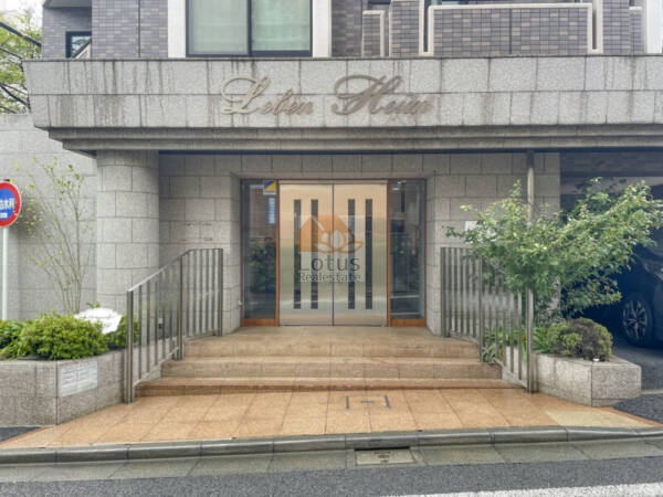 レーベンハイム大泉学園エントランス１｜エントランスは、落ち着いた色合いの石材が使用されています。