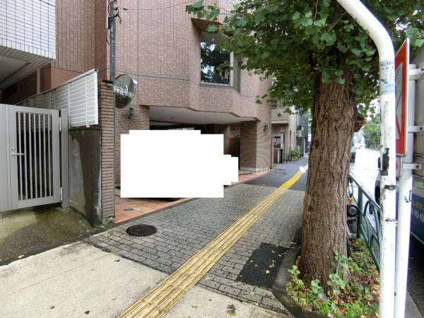 ライオンズマンション目白台シティ外観共用部1｜通り沿いにライオンズマンション目白台シティのが出現します。