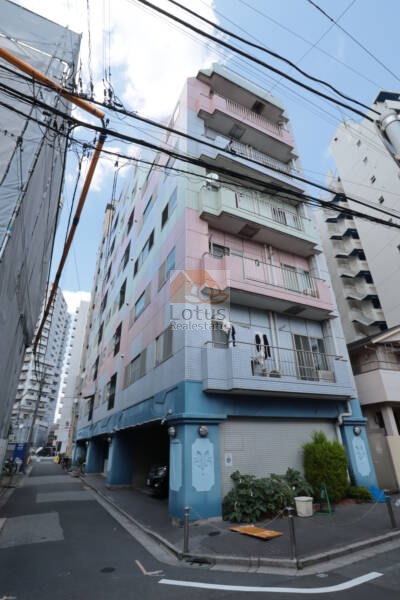 レインボーメセナ外観11｜レインボーメセナは平成2年築、8階建てのマンションです。淡いピンクやグリーンのパステルカラーで彩られた外観が印象的です。