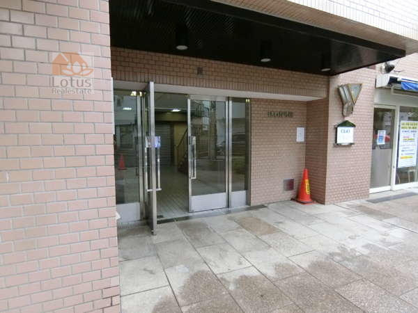 イーストヒル町屋外観共用部6｜住宅向けエントランスですので、騒々しい部分とは切り離しています。