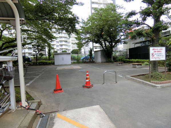 東陽町ガーデニア外観共用部15｜こちらは以前は駐車場だったのでしょうか。今はベンチが設置されて憩いのスペースになっています。
