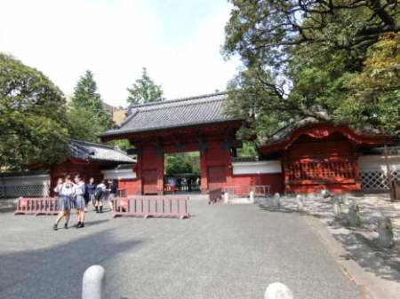 赤門ロイヤルハイツアプローチ-5｜東京大学の赤門は物件の手前にあります。この日も若い人が多く、なかには高校生らしい人もいました。将来の合格を誓っているのでしょうか。
